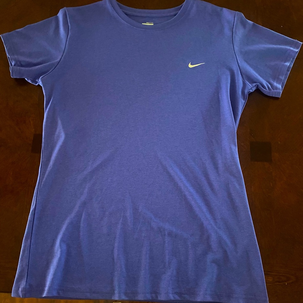 Nike fit dry short sleeve shirt purple size L